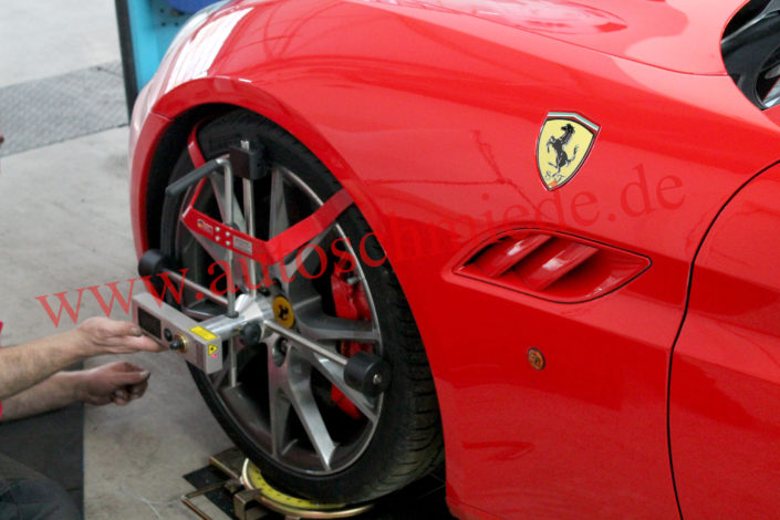 Ferrari California Tieferlegung und Achsvermessung – Autoschmied