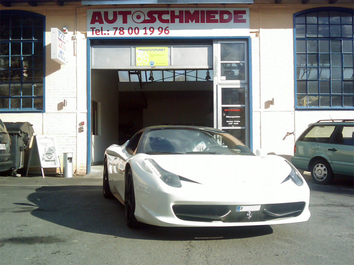 Ferrari 458 Italia im Diagnosezentrum Autoschmiede Wieland