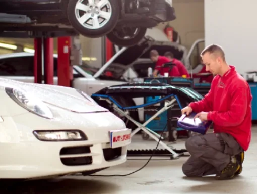 Mechaniker der AUTOSCHMIEDE liest mit dem Diagnosegerät einen Porsche 911 aus