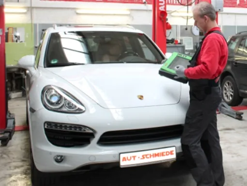 Diagnose mit dem Tablet an einem Porsche Cayenne in der AUTOSCHMIEDE Berlin