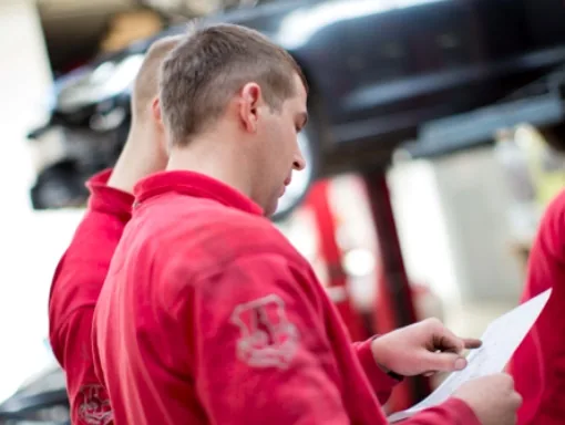 Zwei Mechaniker der AUTOSCHMIEDE besprechen einen Diagnoseauftrag